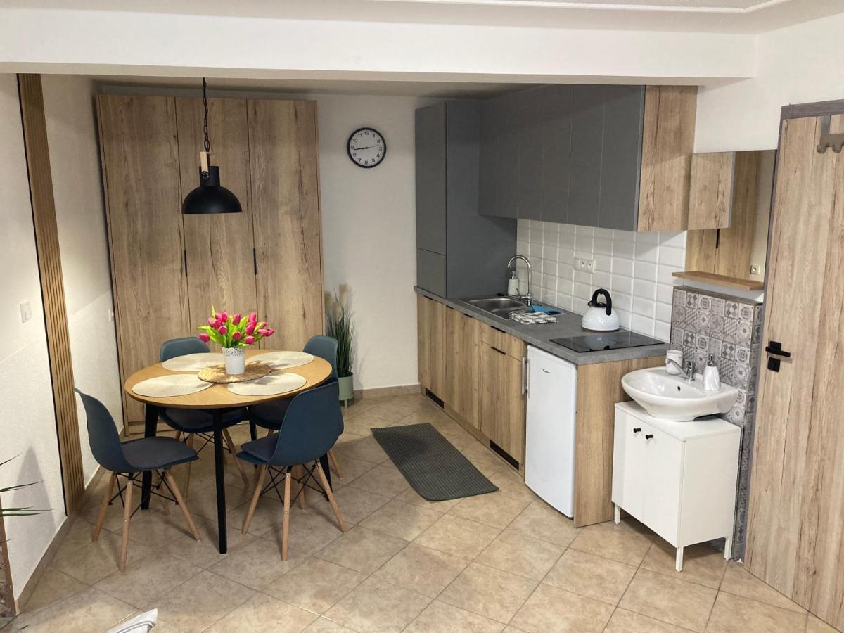 Deduv Sklep Apartment Хлоховец Екстериор снимка