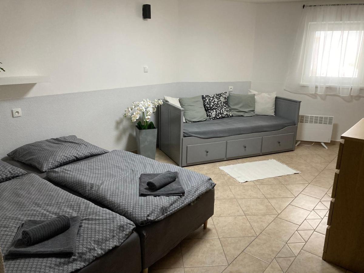 Deduv Sklep Apartment Хлоховец Екстериор снимка