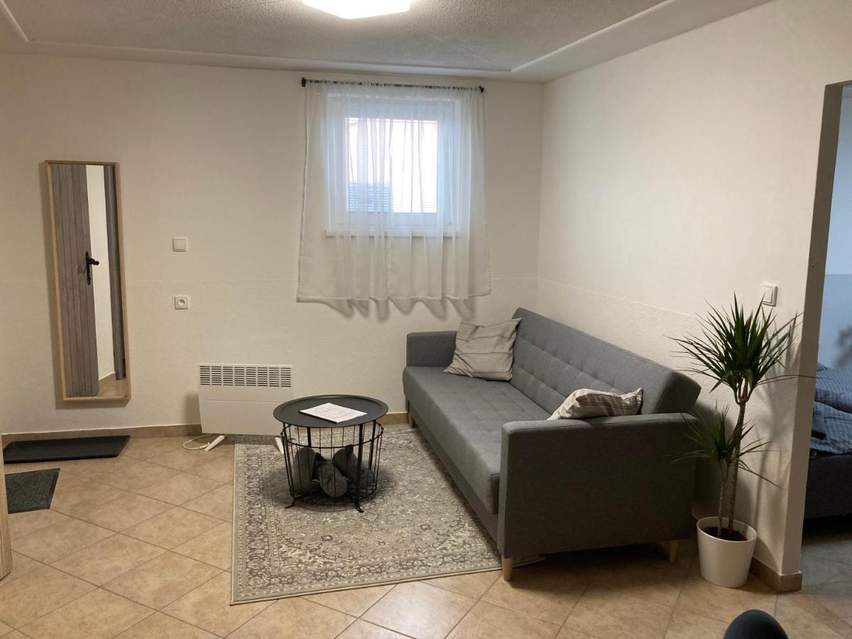 Deduv Sklep Apartment Хлоховец Екстериор снимка