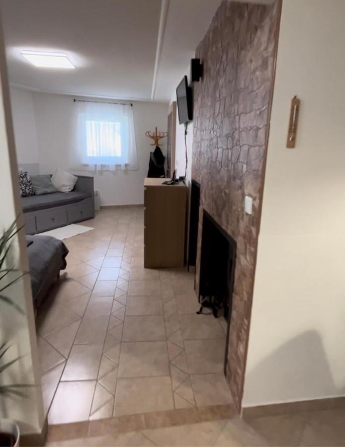 Deduv Sklep Apartment Хлоховец Екстериор снимка
